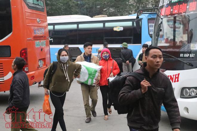 Người dân ùn ùn về Hà Nội sau kỳ nghỉ Tết Dương lịch ảnh 3